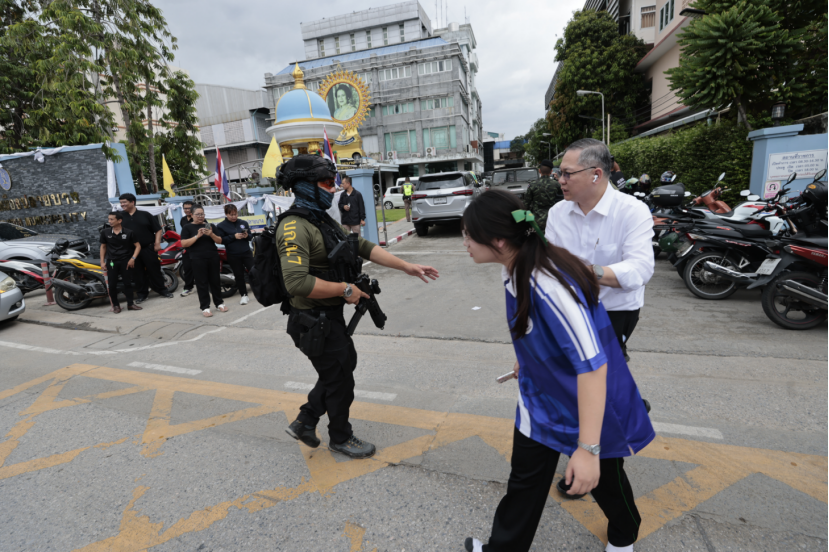 案发后,泰国警方疏散现场。