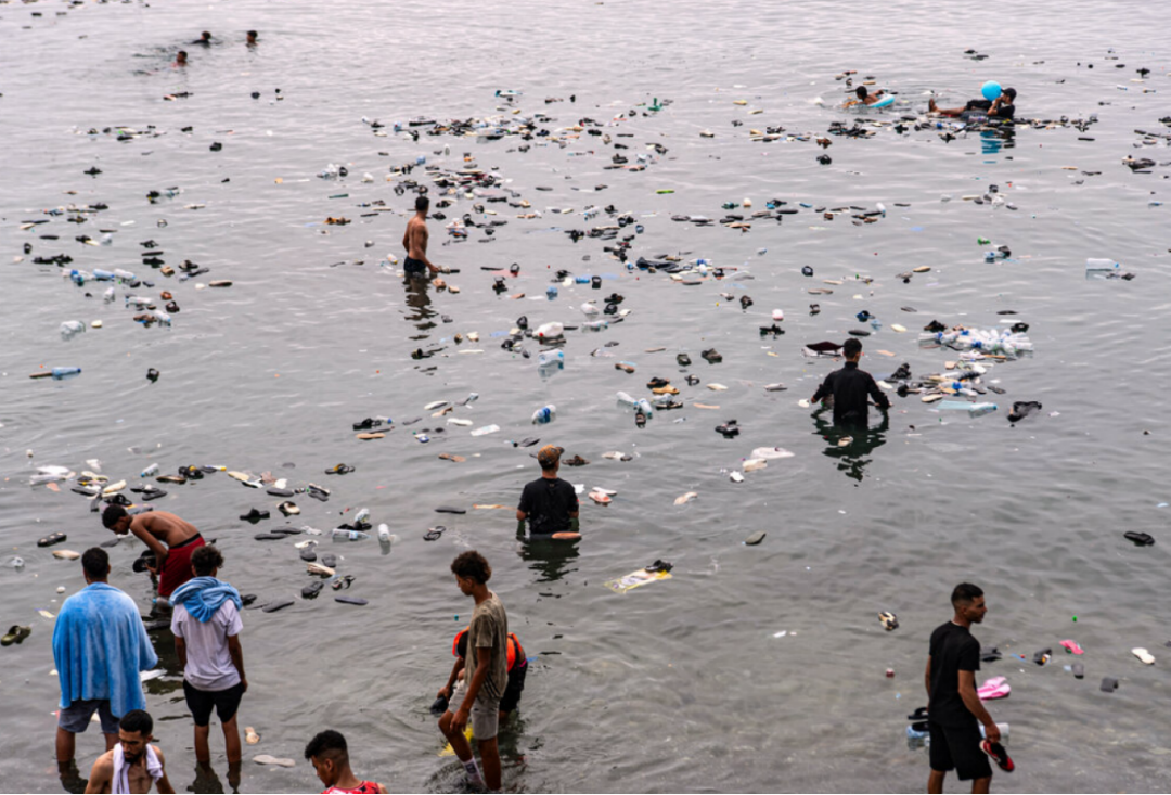 ◆休达近海,海面上漂浮着摩洛哥非法移民带来的物品和垃圾。(图源:美联社)