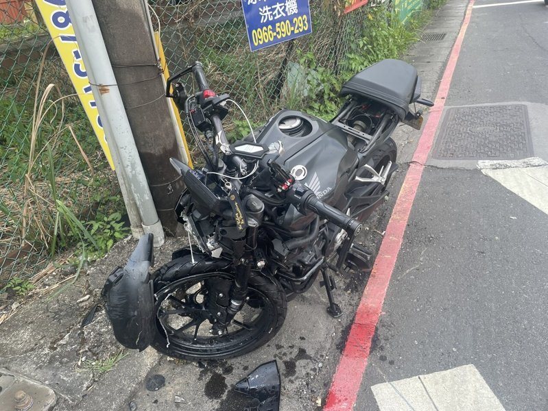 新北市新店區安康路二段今天下午發生自小客車與大型重型機車擦撞事故，21歲徐姓騎士傷重送醫急救。記者張策／翻攝
