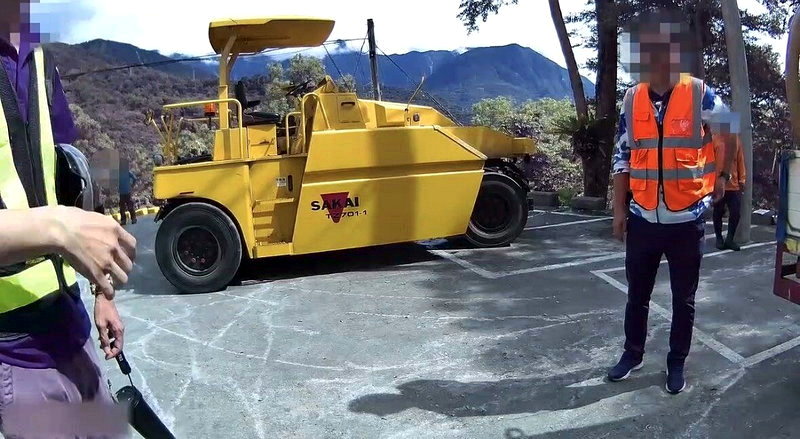 花蓮吉安鄉軍人忠靈祠停車場鋪設柏油發生意外，胡姓工人遭到壓路車撞倒、輾過，傷勢嚴重送醫不治。記者王燕華／翻攝