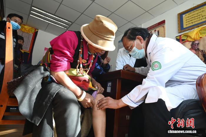 在萨迦县藏医院，当地患者就诊藏医。赵朗 摄