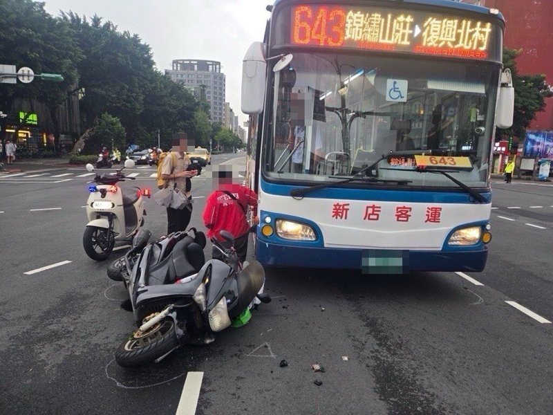 台北市發生公車司機疑因恍神闖紅燈，不但衝撞機車，公車乘客也煞車跌倒頭部不適送醫。記者廖炳棋／翻攝