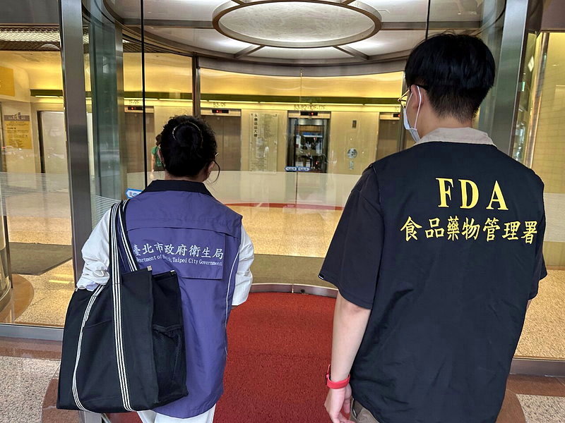 台北市衛生局今日晚間接獲永豐餘自主通報,該公司「在地金花小菓苦茶油」檢出苯駢芘不符規定,第一時間會同食藥管署稽查該公司及其供應商威加國際。圖/北市衛生局提供