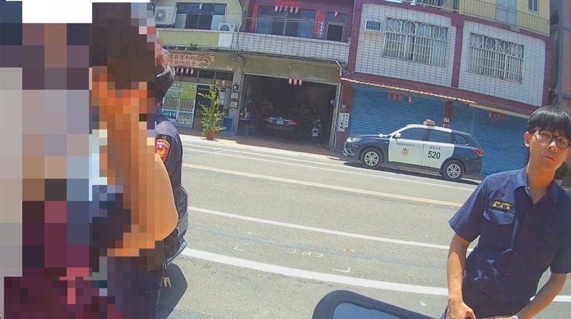 65歲蕭姓婦人當高齡車手，被警方盤查時說詞反覆，還稱自己是詐騙被害人，警方調查發現，原來是高齡車手。圖／警方提供