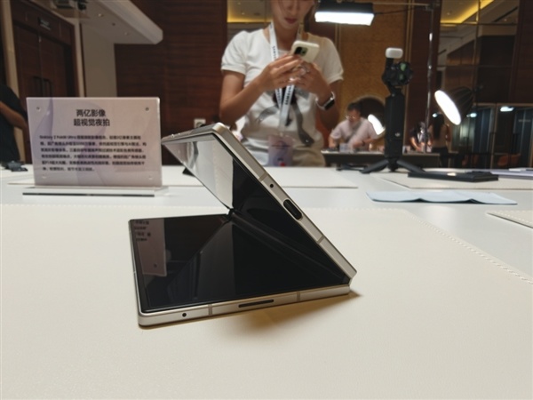 14999元!三星Galaxy Z Fold8 Ultra图赏:薄至8.9mm 仅重215g