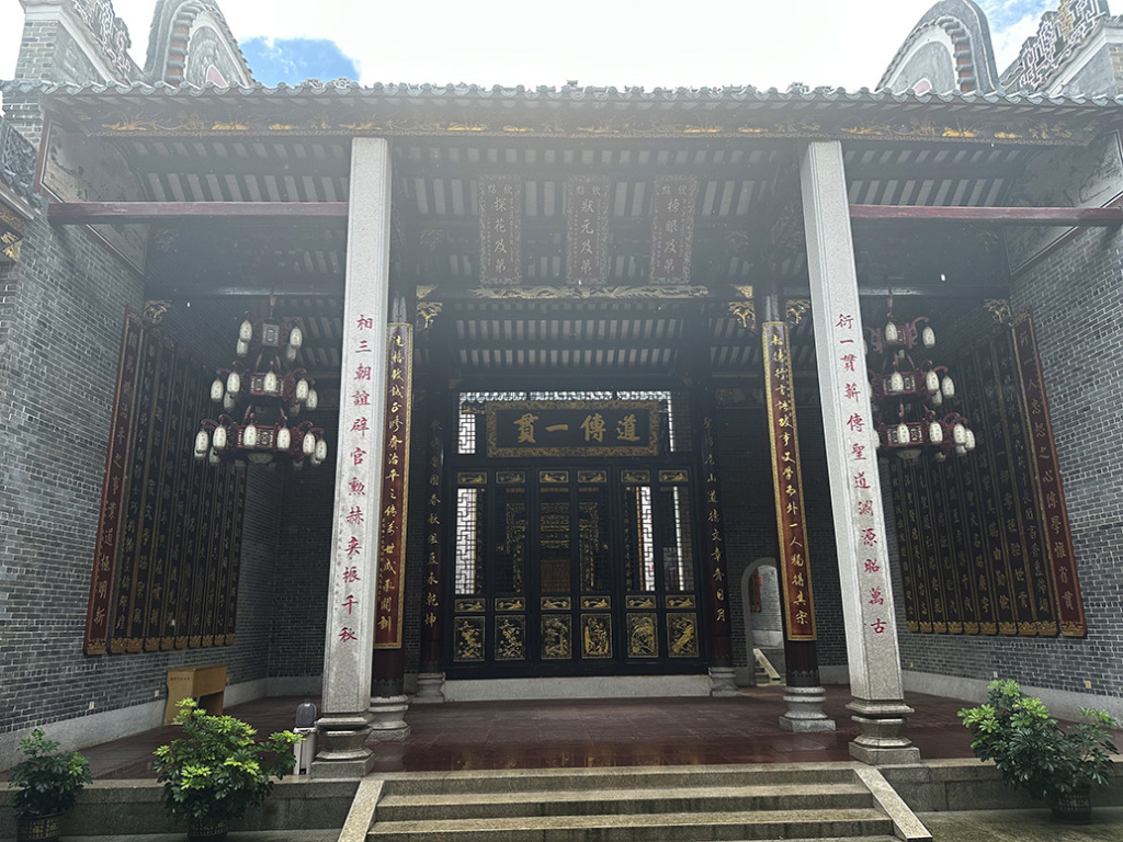 曾氏大宗祠为砖木结构，多位维权的曾氏宗亲称，如今要维修的话，需更换所有的木材。 澎湃新闻记者 陈绪厚 图
