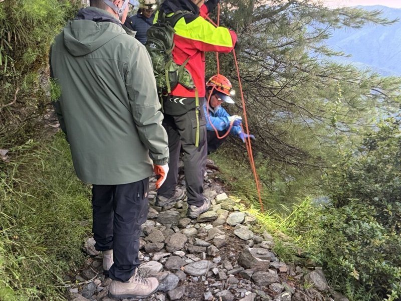 日籍男子今天清晨3時許登玉山主峰線失足墜落邊坡,搜救人員冒險架繩將他拉上步道送醫。圖/警方提供