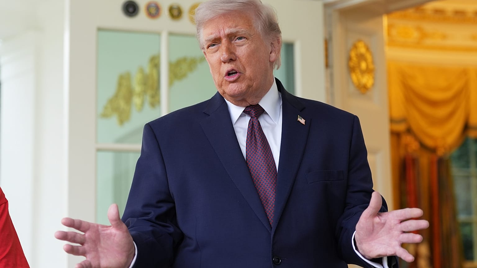 Президент Дональд Трамп выступает у Овального кабинета Белого дома, понедельник, 13 апреля 2026 года, в Вашингтоне. (AP Photo/Alex Brandon)