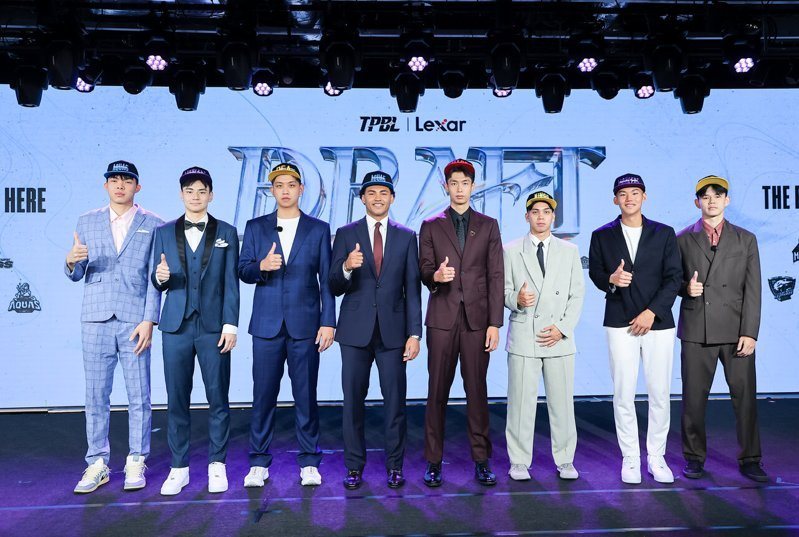 TPBL2026選秀會今晚登場,混血國手賀丹(左四)獲得高雄全家海神隊青睞成為選秀狀元,台北台新戰神隊的「榜眼」籤選擇政治大學吳志鍇(右四),新北中信特攻隊則將「探花」給了國體大郭嘉安(左三),獲選球員們一同合影。記者余承翰/攝影