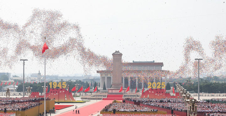 2025年9月3日,纪念中国人民抗日战争暨世界反法西斯战争胜利80周年大会在北京隆重举行。这是纪念大会现场放飞和平鸽和气球。新华社记者 姚大伟 摄
