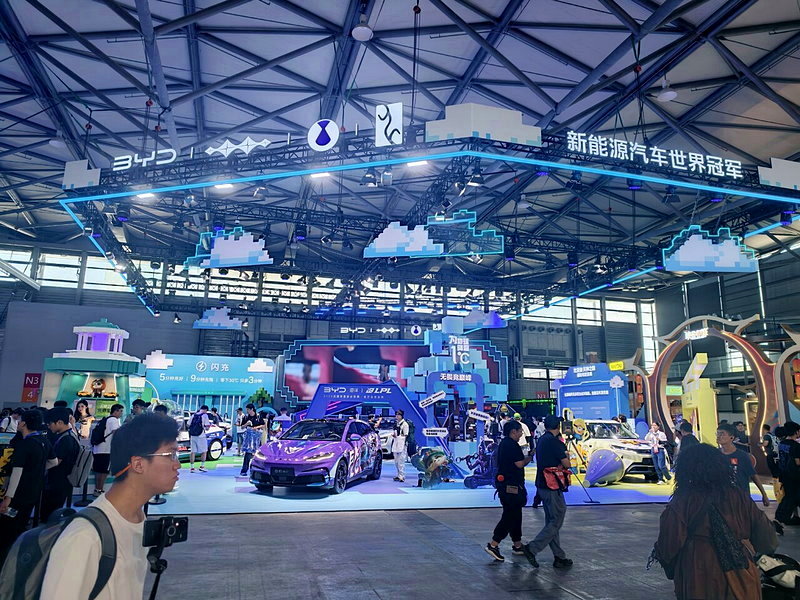 比亞迪在今年ChinaJoy,展示智慧座艙與新能源技術。。記者林宸誼/攝影