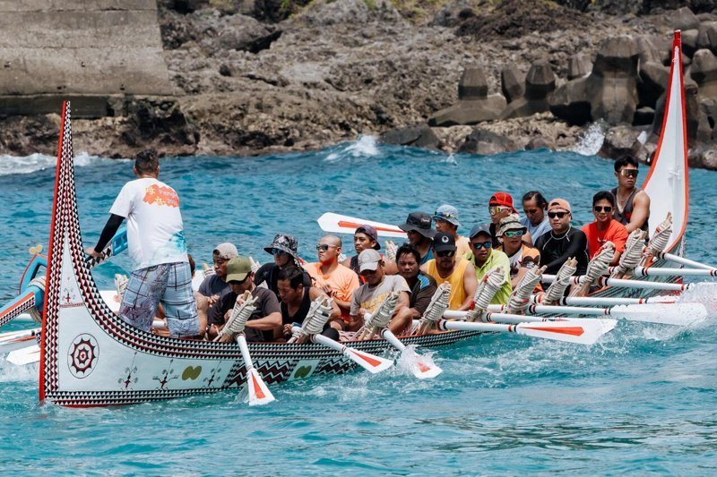 蘭嶼達悟族人6月才剛駕駛大型拼板舟「黃金友誼號」到巴丹群島「尋親」。 法新社