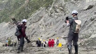 境外记者团赴吉隆泥石流核心灾区采访