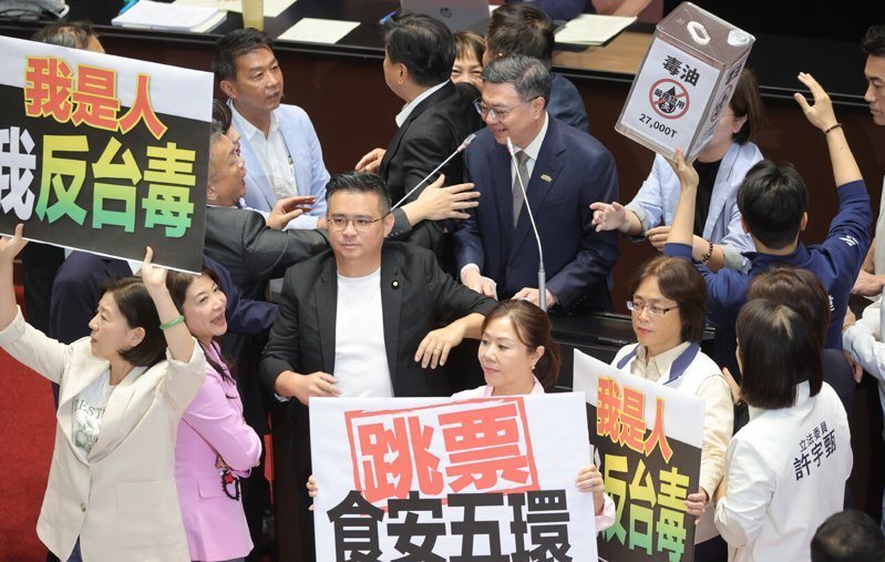 行政院長卓榮泰(後中)針對「中聯油脂大豆沙拉油事件及食安監管機制缺失檢討」報告並備詢,藍白黨團在卓榮泰步入議場後占領發言台,高喊「下台」。聯合報系資料照