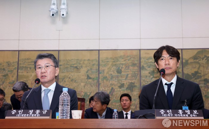 △7月30日,韩国文化体育观光委员会召开听证会,郑梦奎与洪明甫出席并回答质疑。(图源:NEWSPIM)