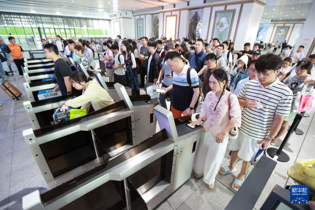 8月31日,旅客在江苏扬州东站检票进站。新华社发(孟德龙摄)
