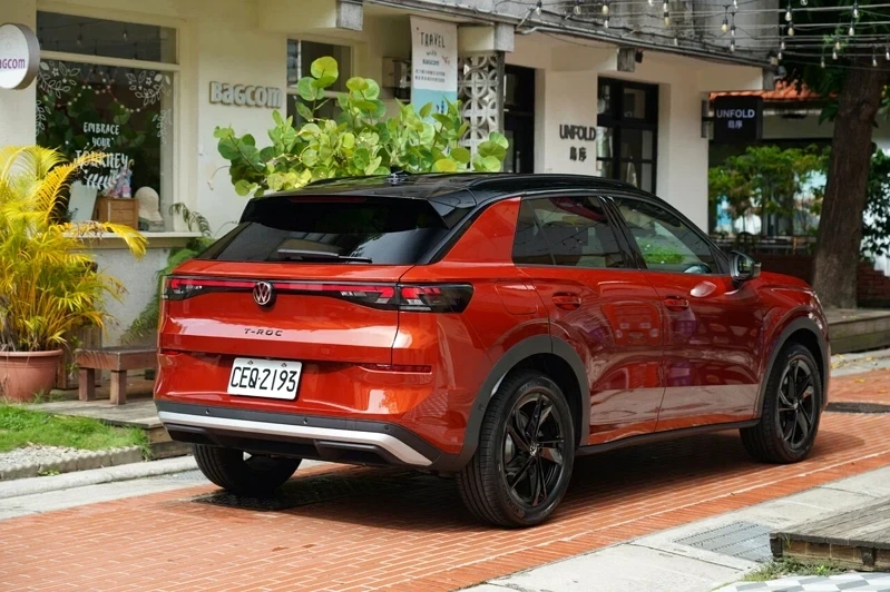 側邊維持經典 Coupe-like 斜背輪廓,搭配炫黑雙色車頂與極具辨識度的炫銀曲棍球桿飾條。 記者趙駿宏/攝影