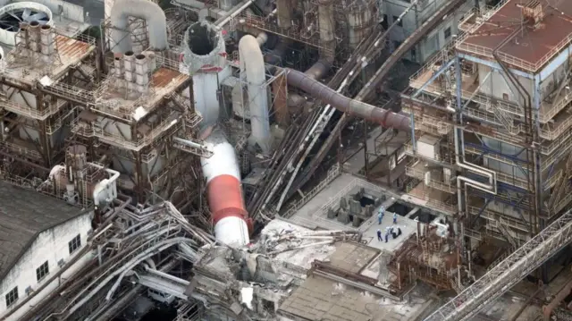 地震后,从空中拍摄的照片显示,日本制纸工业株式会社八代造纸厂的一根烟囱倒塌了。
