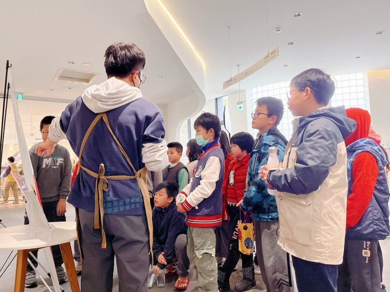 AI BOOKS 走入圖書館進行體驗,觀察不同年齡層讀者的互動方式與閱讀需求,作為服務持續優化的重要依據。 (圖片來源:台中市立圖書館\_外埔分館)