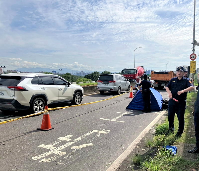 新北市土城區擺接堡路今天上午發生砂石車與機車碰撞事故，造成59歲女騎士當場死亡。記者張策／翻攝