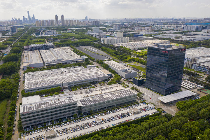 2026年8月25日在江苏苏州工业园区拍摄的博世汽车部件（苏州）有限公司外景（无人机照片）。博世布局智能驾控中国区产业创新项目，计划未来五年内投资约100亿元，攻关全栈式智能驾驶与智能座舱。新华社发（陈雨禾摄）