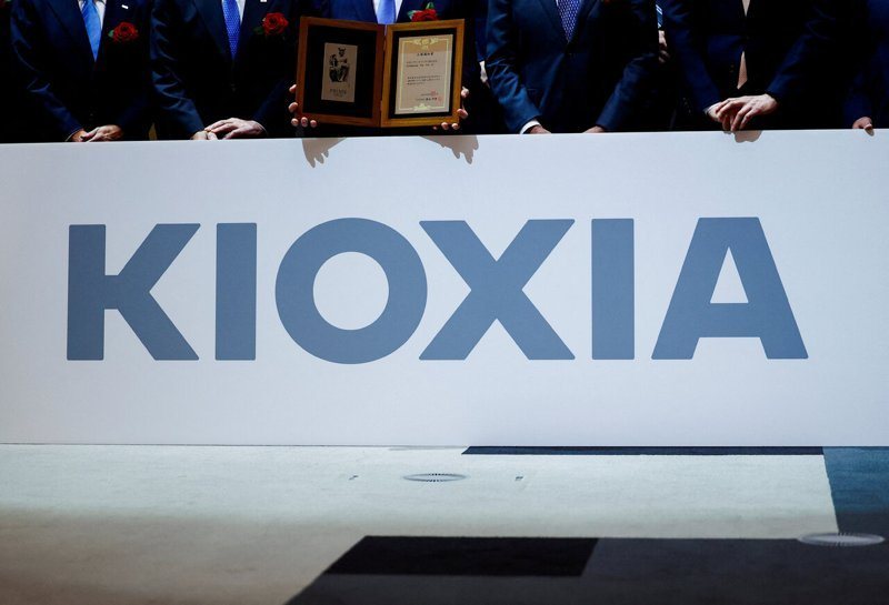 鎧俠(Kioxia)股價自上月觸頂後迄今已腰斬。路透