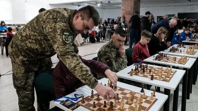 Шахматы пользуются в Украине большой популярностью. На фото — благотворительный турнир во Львове