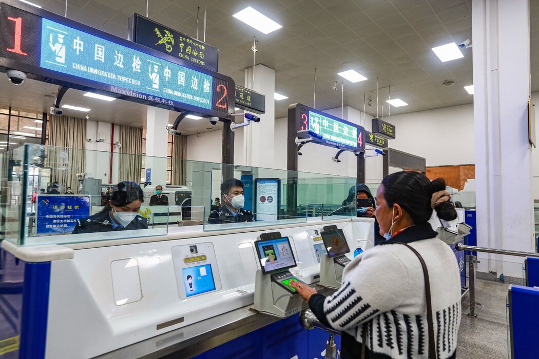 中国官方媒体发布的一张照片显示,2023年,一名乘客正在吉隆口岸的过境点。过去十年间,该口岸一直是中国与尼泊尔之间的主要通道。