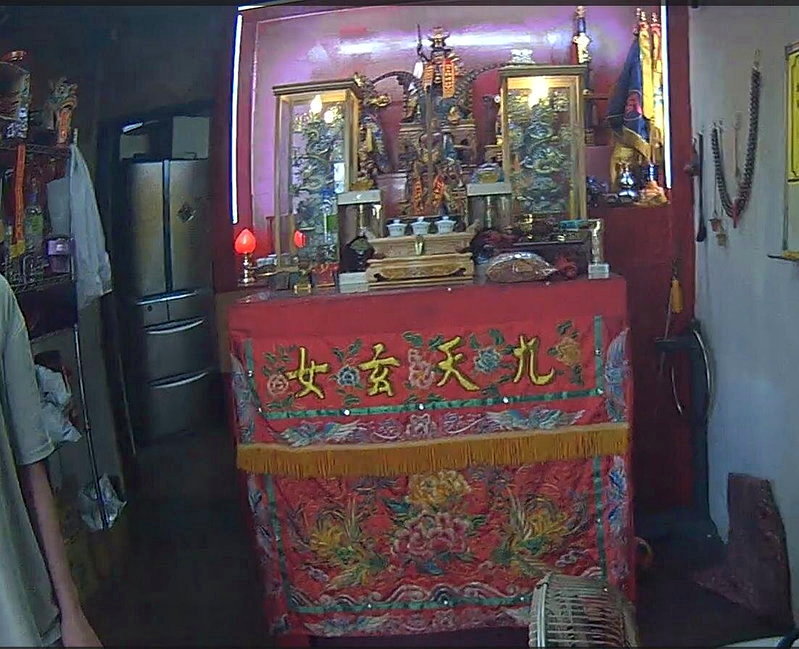 台中市李姓男子淪為詐騙集團車手，家中供奉九天玄女，落網時曾自述神明托夢。記者陳宏睿／翻攝