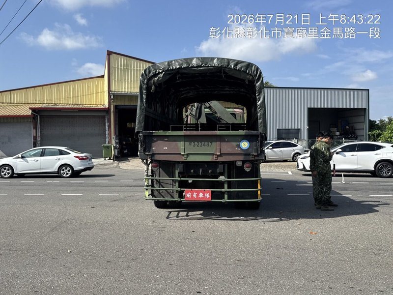 一輛軍用大卡車今天上午行經彰化市金馬陸橋附近,在迴轉時,與柯女駕駛的轎車發生碰撞,柯女自稱有輕微腦震盪,送醫治療,此一車禍事故,由警方會同彰化憲兵隊調查中。圖/警方提供