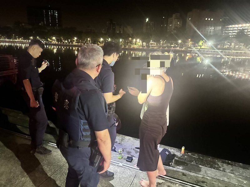 在高雄進修的奧地利籍男大生賽巴今天凌晨酒後興起跳入愛河玩水,民眾見狀報警,警方勸他上岸。記者石秀華/翻攝
