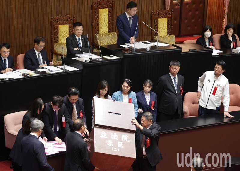 立法院會今天進行中選會人事同意權案記名投票表決，朝野立委投票後，各黨團推派一人監票。記者潘俊宏／攝影