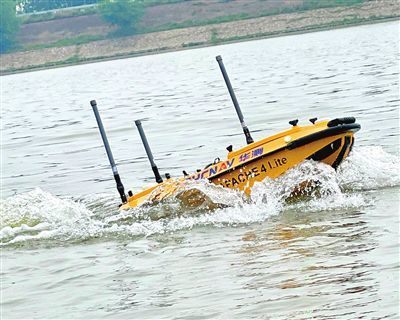 搭载多波束水下探测系统的无人船。 天津日报记者 张磊/摄