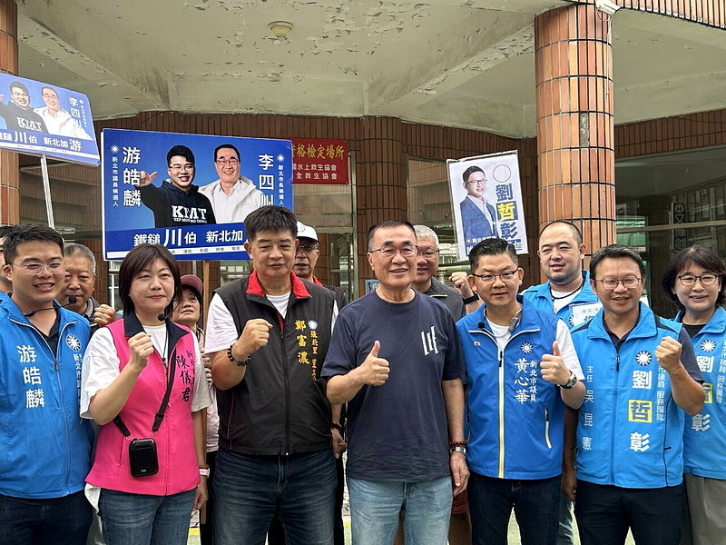 國民黨新北市長參選人李四川今天前往新店建國及仁愛市場掃街拜票。記者林媛玲／攝影
