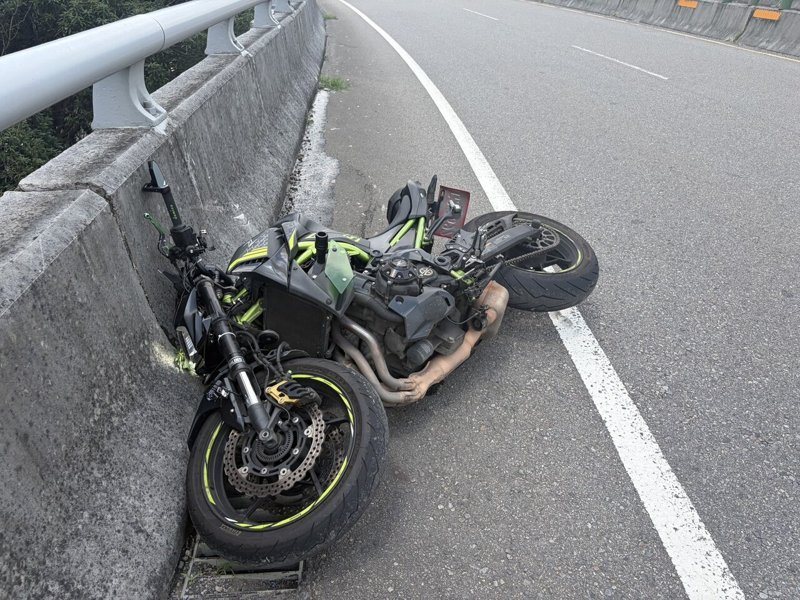 22歲吳姓男子今天騎大型重機車在台13線苗栗縣三義鄉義里大橋疑自撞，吳男翻落高架路橋下方約20公尺，送醫傷重不治，車禍原因由來警進一步調查釐清。圖／苗栗警察分局提供