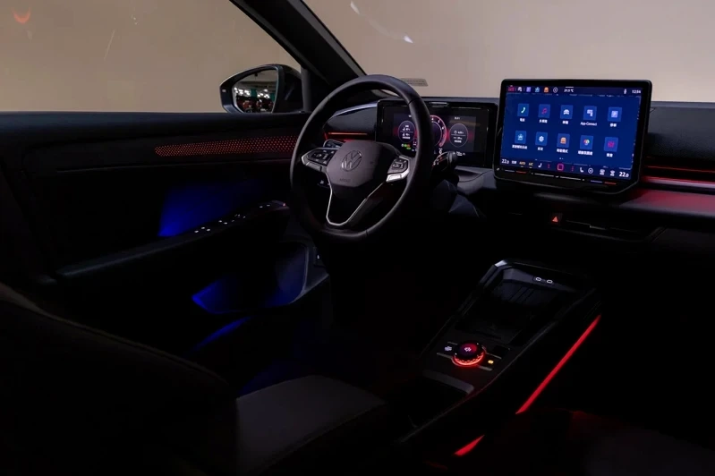 座艙採用透光飾板結合多色環艙氛圍燈,提升整體車室質感。 圖/Volkswagen 提供