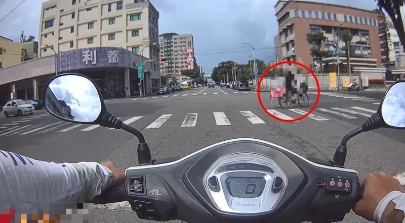 77歲吳姓老翁昨天上午9時20分許騎單車行經高市佛公路與后安路口,因左右搖晃被警方攔查,測出有酒駕行為吞罰。記者石秀華/翻攝