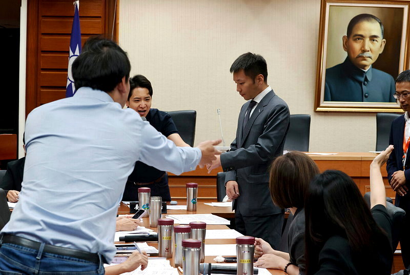立法院教育及文化委員會上午審查「電子競技運動發展基本法草案」及「電子競技運動促進法草案」,會議尚未開始藍綠委員就針對是否讓運動部長李洋(中)站在質詢台上報告起爭執,召委羅廷瑋(左)與綠委們不停交換意見,李洋只能尷尬地站在中間。聯合報系資料照