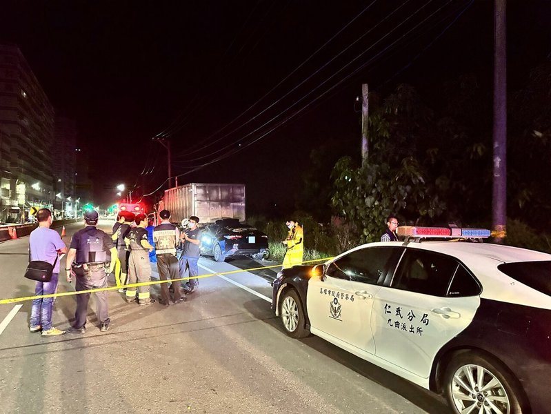 錢姓男子今天凌晨零時許駕車在高市大樹區九大路高速衝撞路邊砂石車，車頭被削去一半，錢男當場慘死。記者石秀華／翻攝