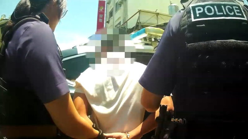 花蓮市區今天有男子不明原因持刀還闖超商，警方獲報前往租屋處逮人。記者王燕華／翻攝