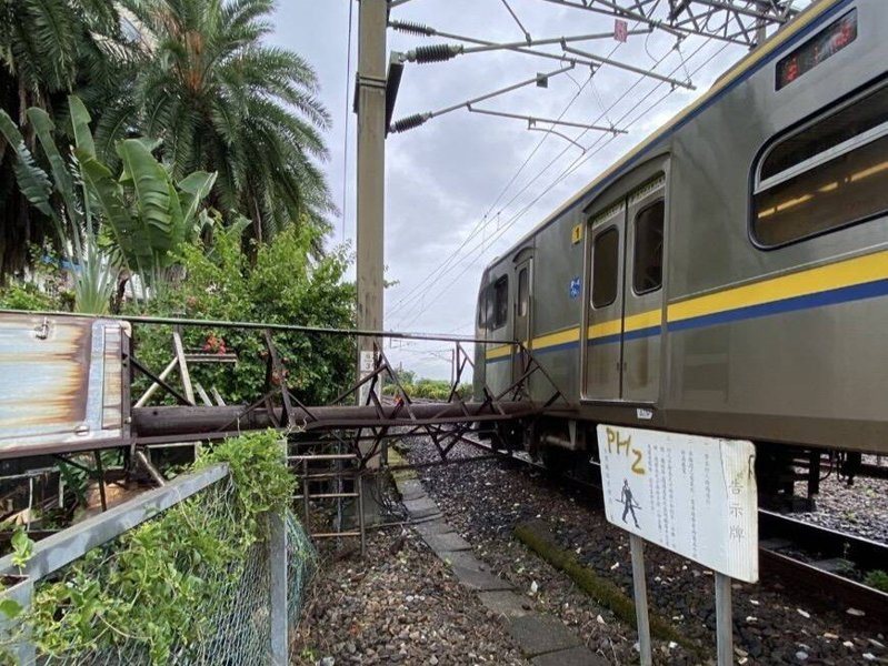 礁溪某飯店的舊招牌鐵架入侵軌道，造成台鐵區間快車經過時擦撞，有部分列車延誤。圖／民眾提供