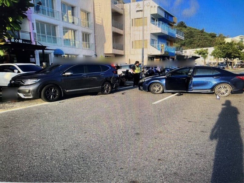 屏東恆春南灣路段陳姓男子駕駛轎車撞上另一輛轎車，警方在陳男身上查獲毒品依托咪酯菸彈，經初篩呈第一級毒品依托咪酯陽性反應。圖／警方提供