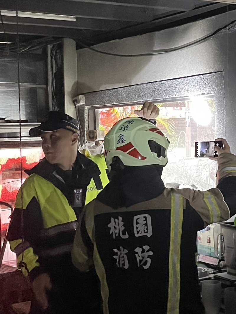 警方和消防隊員再進入餐廳了解是否有復燃的危險。記者鄭國樑／翻攝