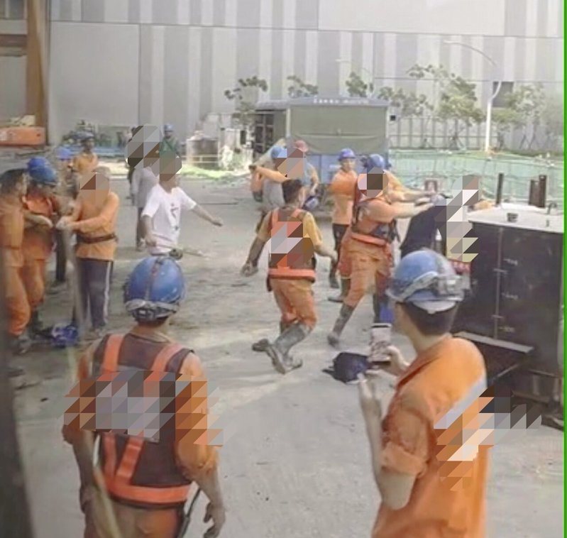 因施工順序認知不同發生口角，台積電南科工地今上午傳出工人鬥毆，現場亂成一片。圖 ／ 民眾提供