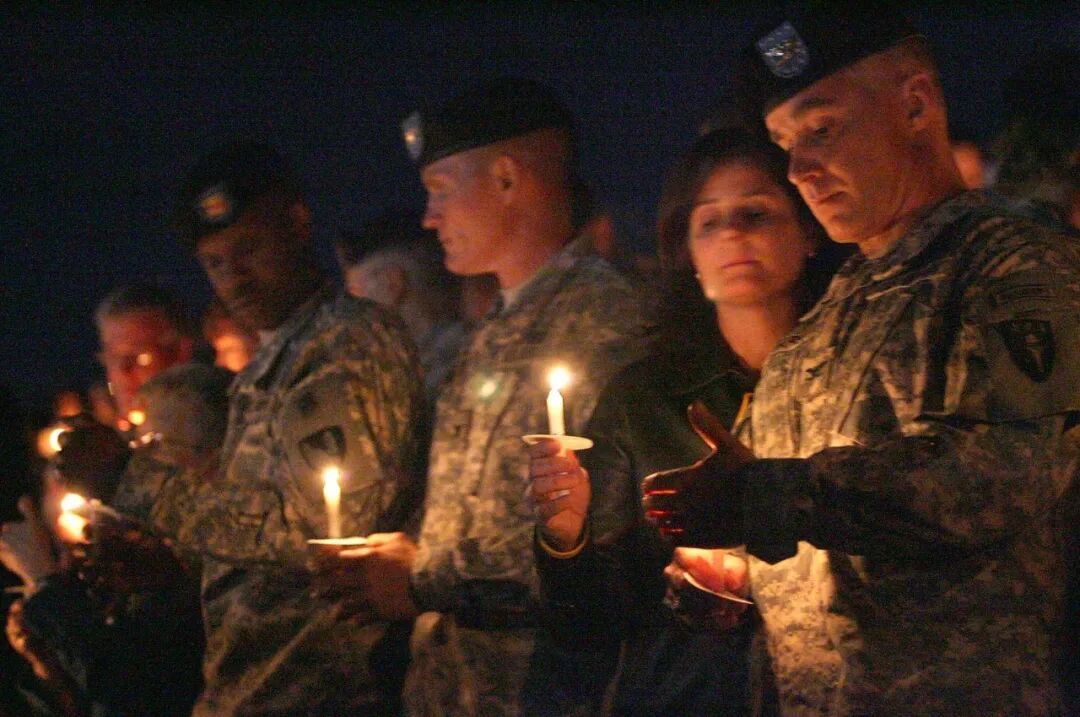 2009年11月6日，美国得克萨斯州胡德堡陆军基地为枪击案死难者举行烛光守夜活动/图源：视觉中国
