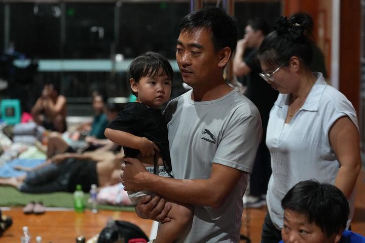 △8月8日，群众在台州玉环市玉城中学避灾安置点休息。