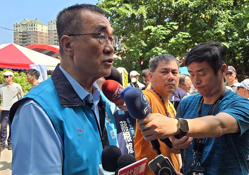 國民黨新北市長參選人李四川上午被媒體問到，民進黨對手蘇巧慧陸續找「大咖」人物拍宣傳影片，昨天發布奧運金牌林郁婷和前總統蔡英文。他笑說，我最大的「咖」就是新北市404萬市民，市民就是我的「大咖」，一定會全力以赴。記者林昭彰／攝影