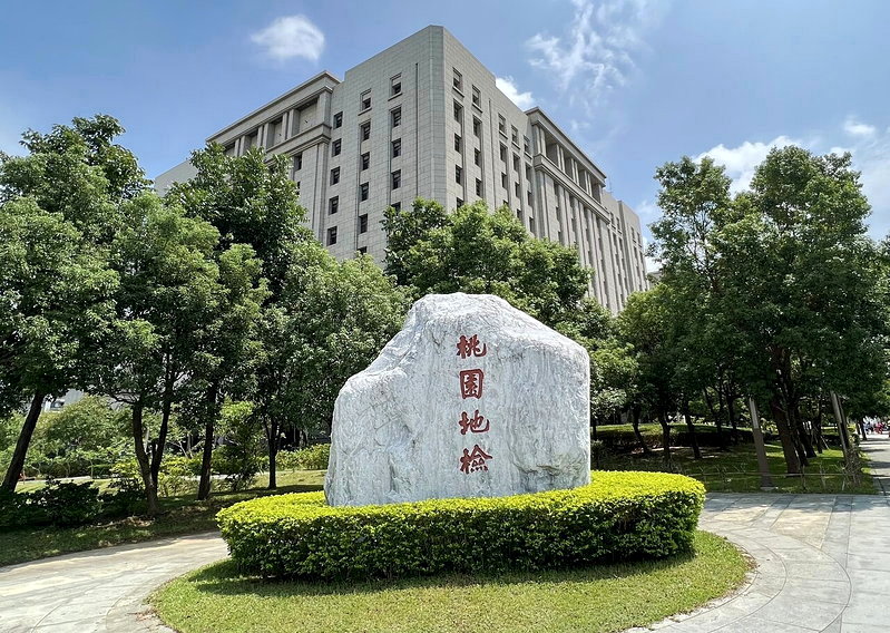 桃園管男2025年7月深夜駕車狂飆，連闖5次紅燈、違規行駛又蛇行，還撞殘斑馬線上范男，偵查期間又毒駕，桃園地檢署起訴，建請法院重判10年5個月以上徒刑。記者陳恩惠／攝影
