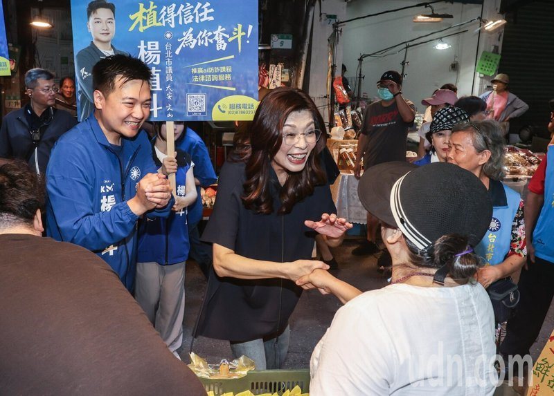 國民黨主席鄭麗文今日展開年底地方選舉輔選活動,第一站就來到台北市文山區木柵市場,陪同議員參選人楊植斗掃街。記者曾原信/攝影