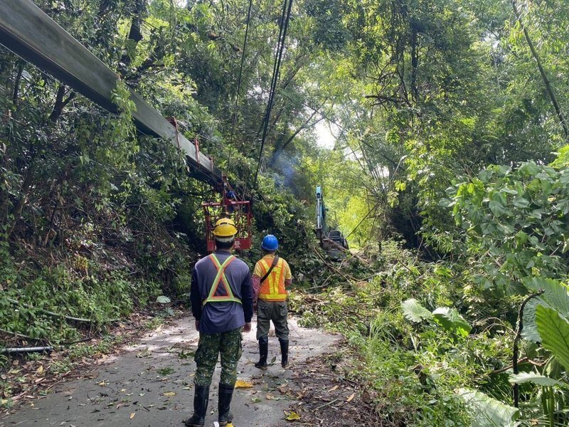 巴威颱風已遠離,台中市各區公所動員逾500人投入災後復原,今天迅速排除災情。圖/台中市民政局提供